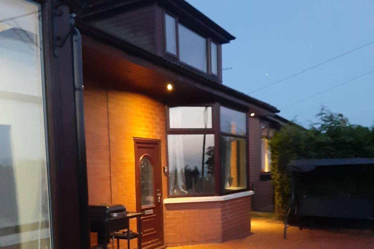Sunny Lynn Villa Oldham Exterior photo